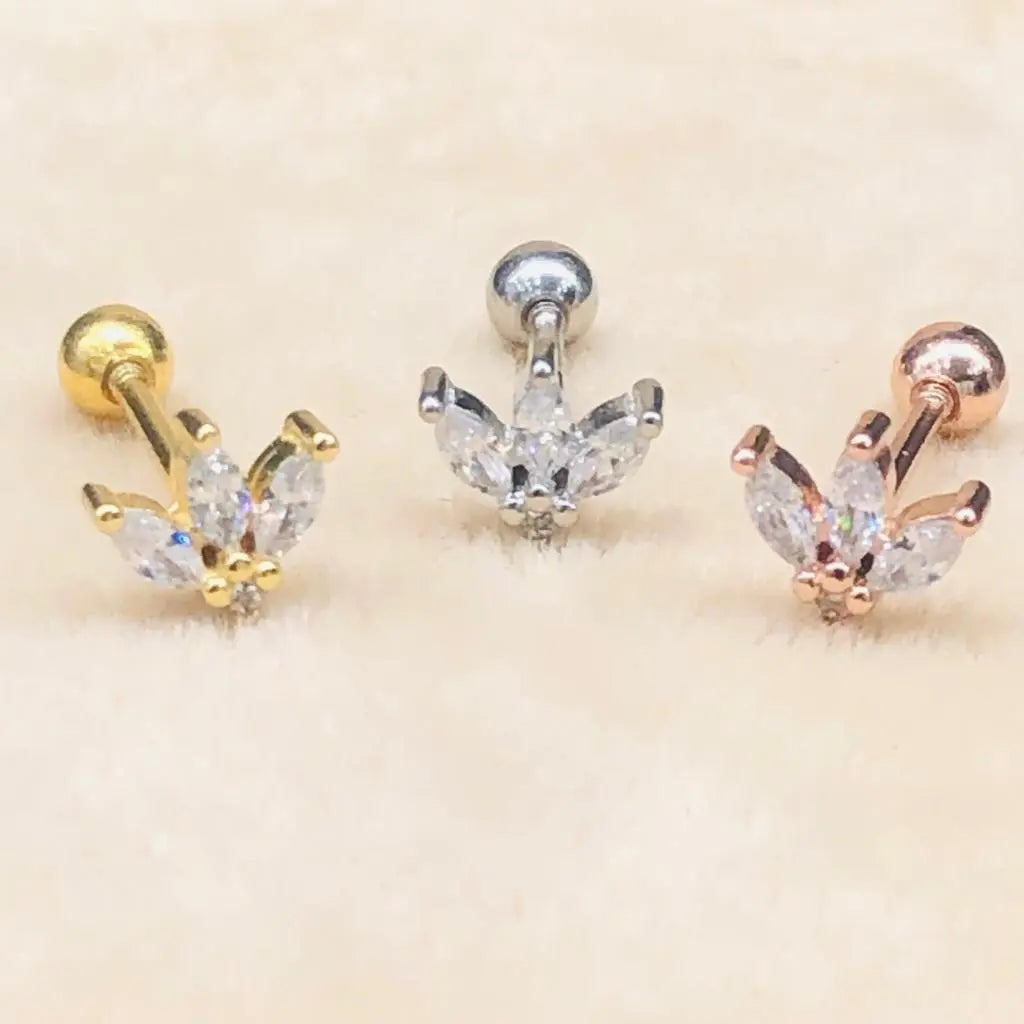 Elegantes Ohrpiercing mit einem Funkelnden Navette-Stein