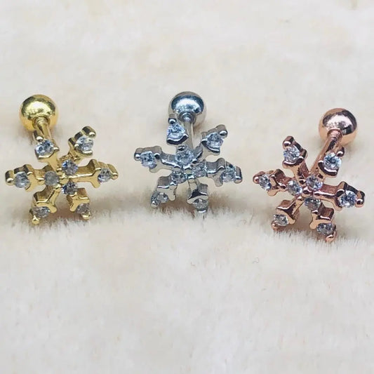 Elegantes Schneeflocken Ohrpiercing für den Winterlook