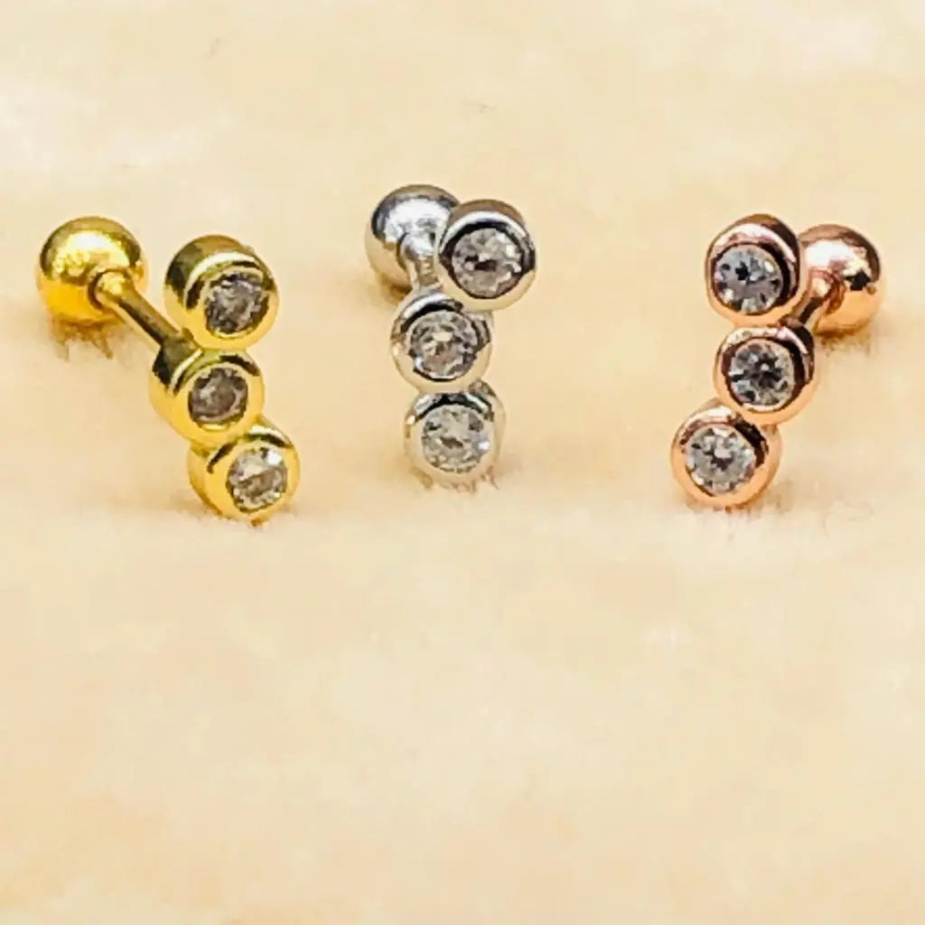 Tragus-Piercing mit Tria-Steinen – Elegantes Ohrpiercing mit Drei Funkelnden Steinen