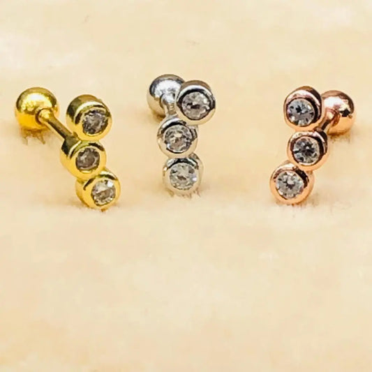 Tragus-Piercing mit Tria-Steinen – Elegantes Ohrpiercing mit Drei Funkelnden Steinen