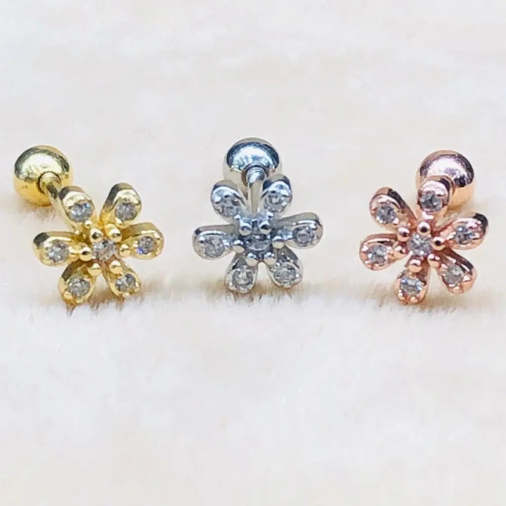 Elegantes Schneeflocke Ohrpiercing im Schneeflockendesign für den Winterlook