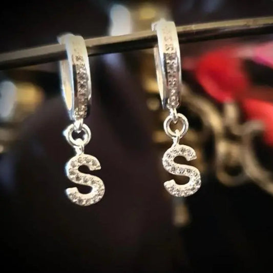 Buchstaben Ohrringe – Creolen mit Persönlichkeit