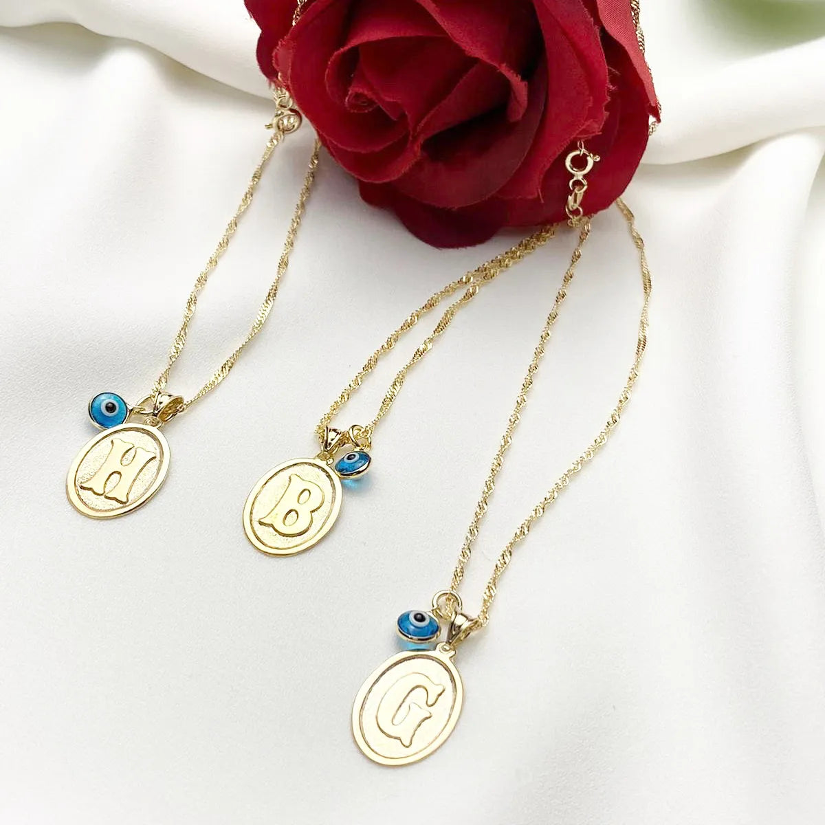 Buchstaben Plättchenkette mit Nazar – Schutz und Stil in einem
