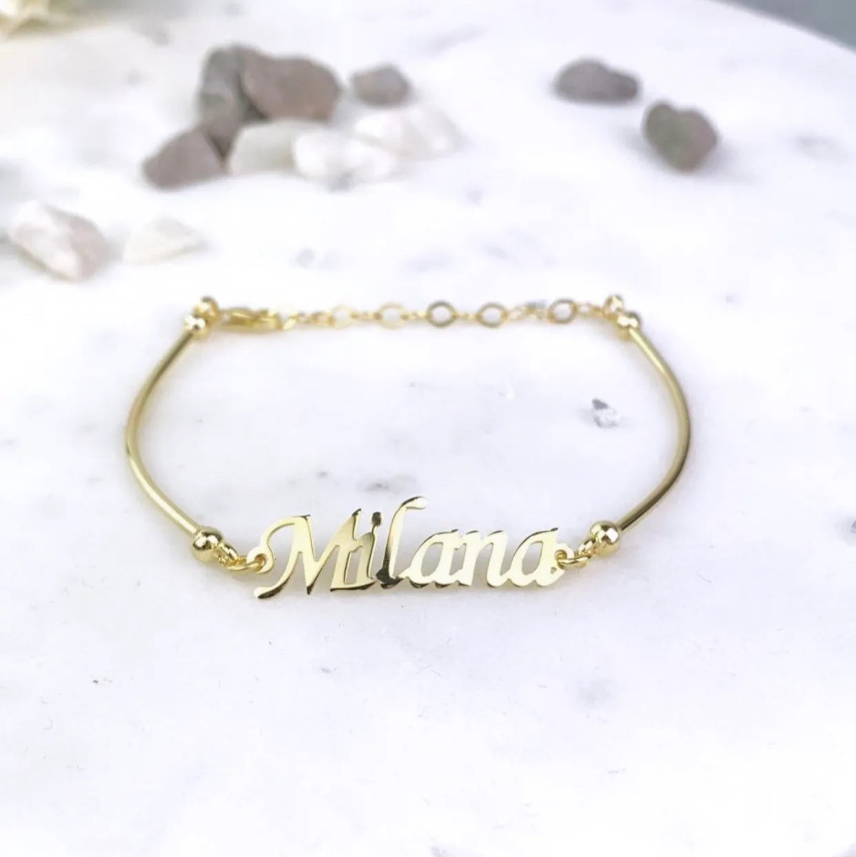 Einstellbarer Namensarmreif – Persönliche Eleganz für Ihr Handgelenk