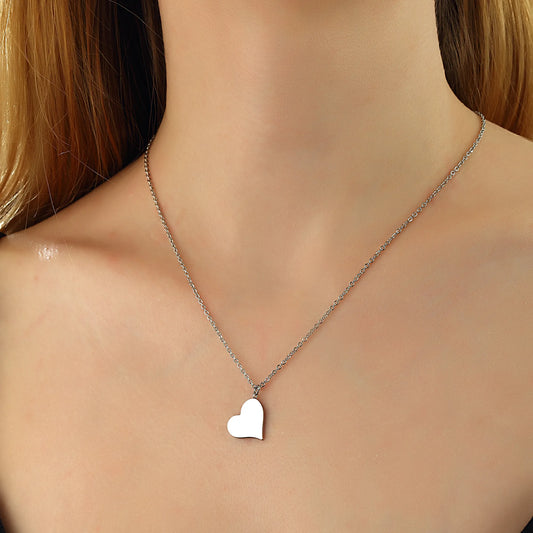 Ein zartes Herz – seitlich getragen, aber mit viel Bedeutung.