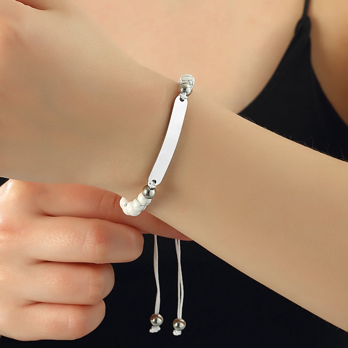 Perlen Armband mit Gravurplatte – Stil trifft auf Persönlichkeit