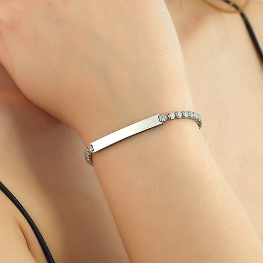 Crystal Armband mit Gravurplatte – Funkelnde Eleganz mit persönlicher Note