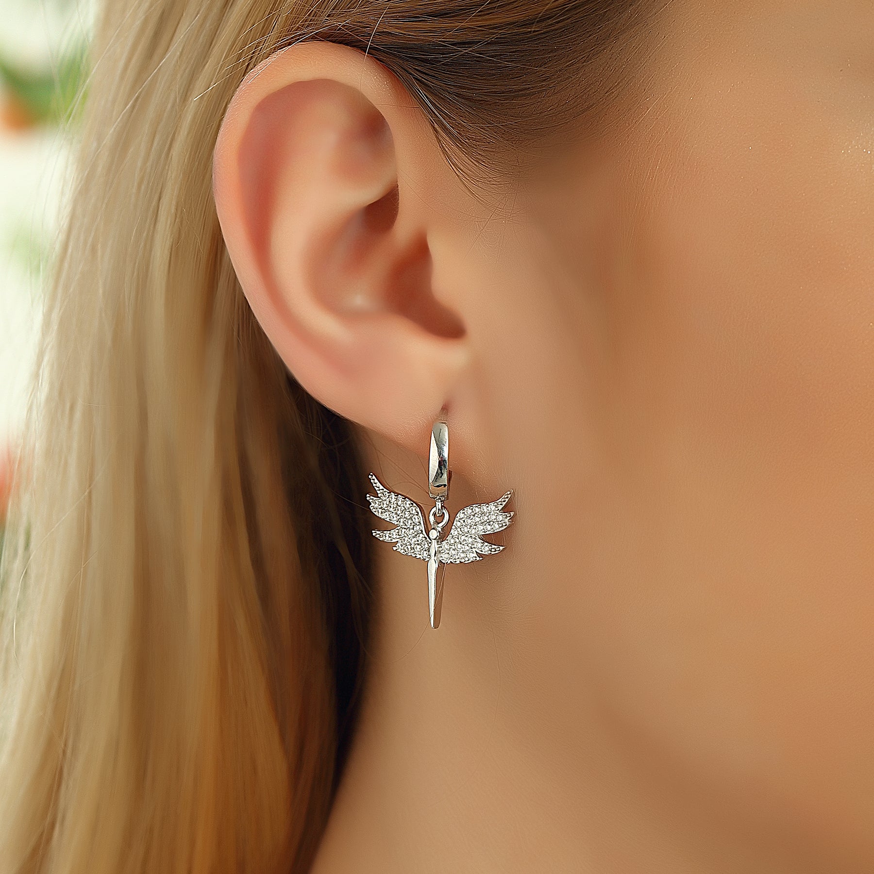 Engel-Michael-Ohrringe Ein Hauch von Himmel – getragen am Ohr.