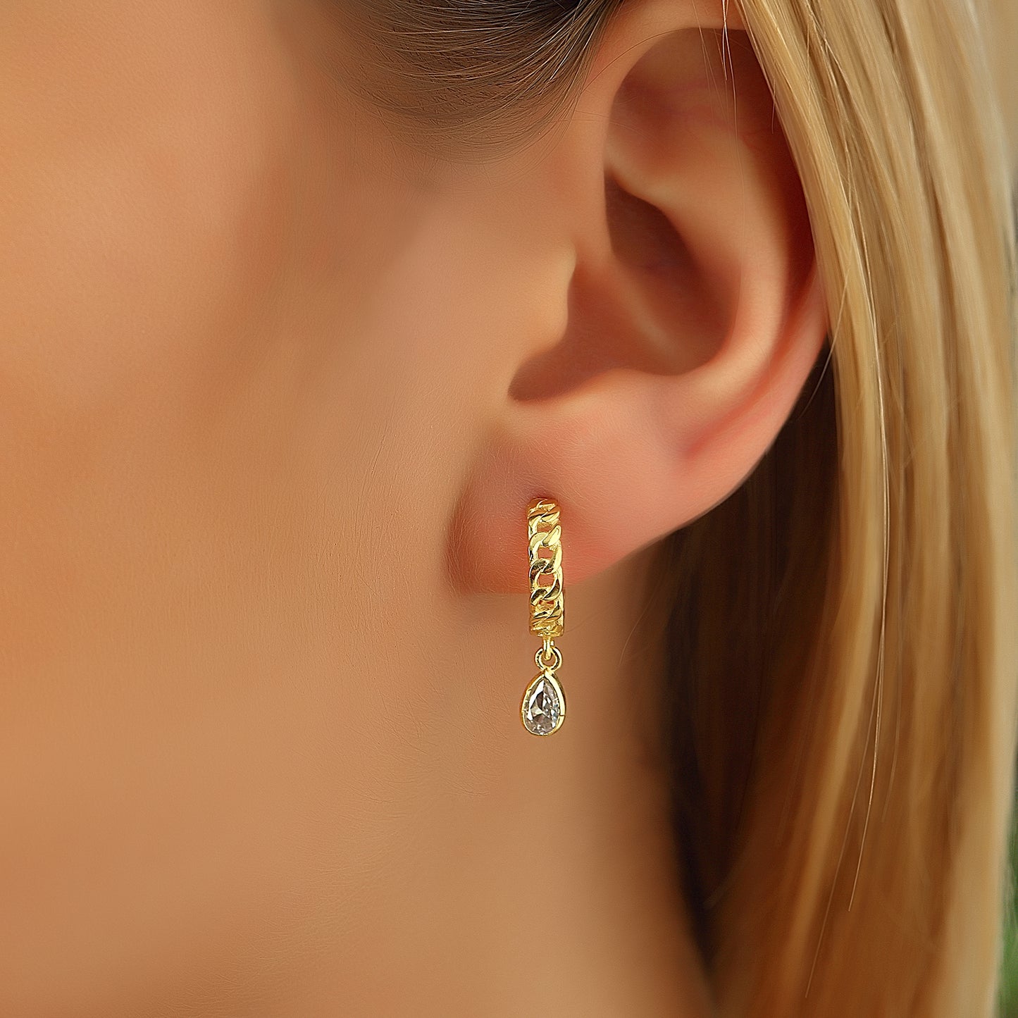 Cuban Ohrring mit Stein – Urbaner Luxus mit funkelndem Akzent