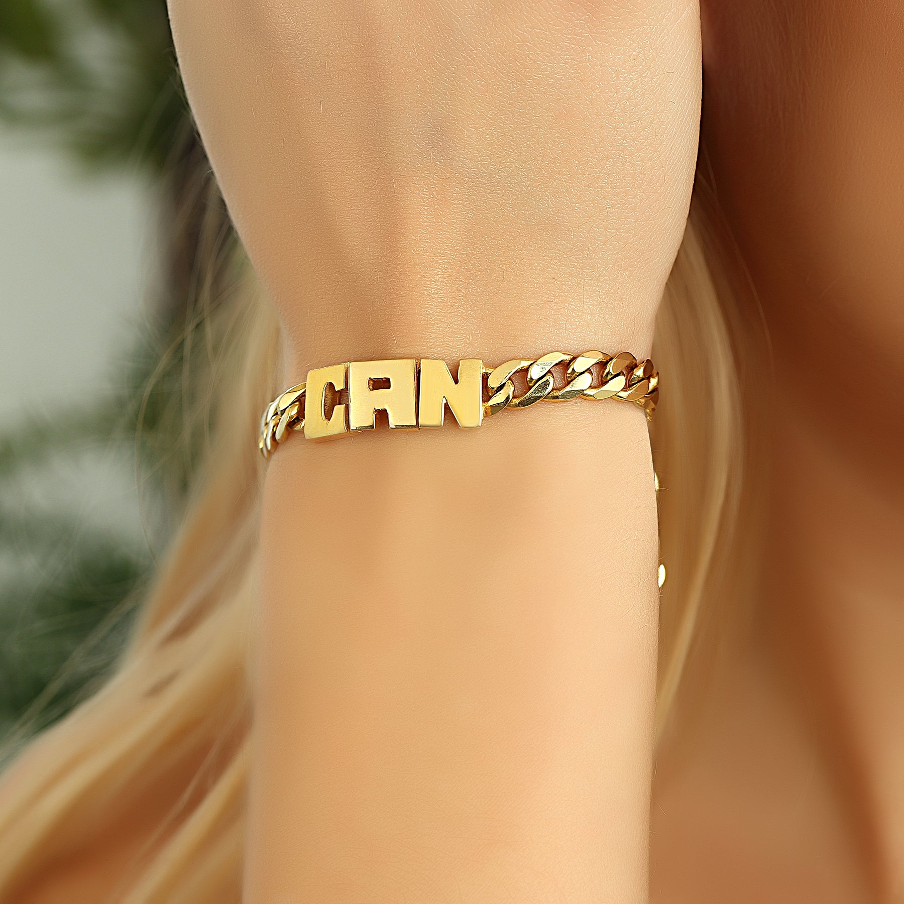 Panzer Armband mit Wunschname – Maskuliner Stil trifft persönliche Gravur