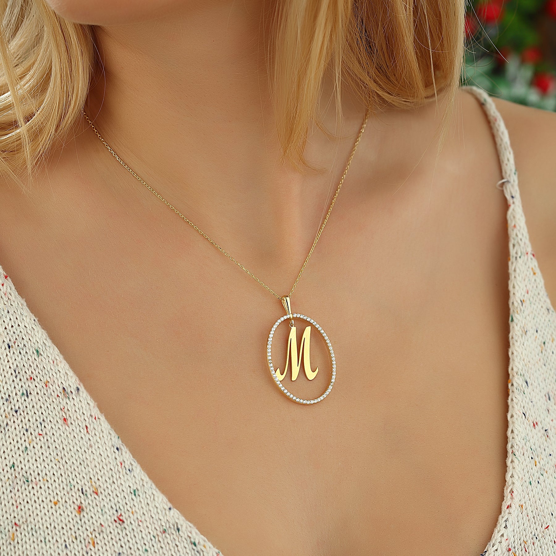 Monotype Buchstabe mit Steinumrandung – Persönlicher Glanz in 925er Silber