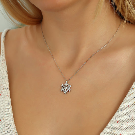 Schneeflocke Kette, Winterliche Eleganz in zarter Form