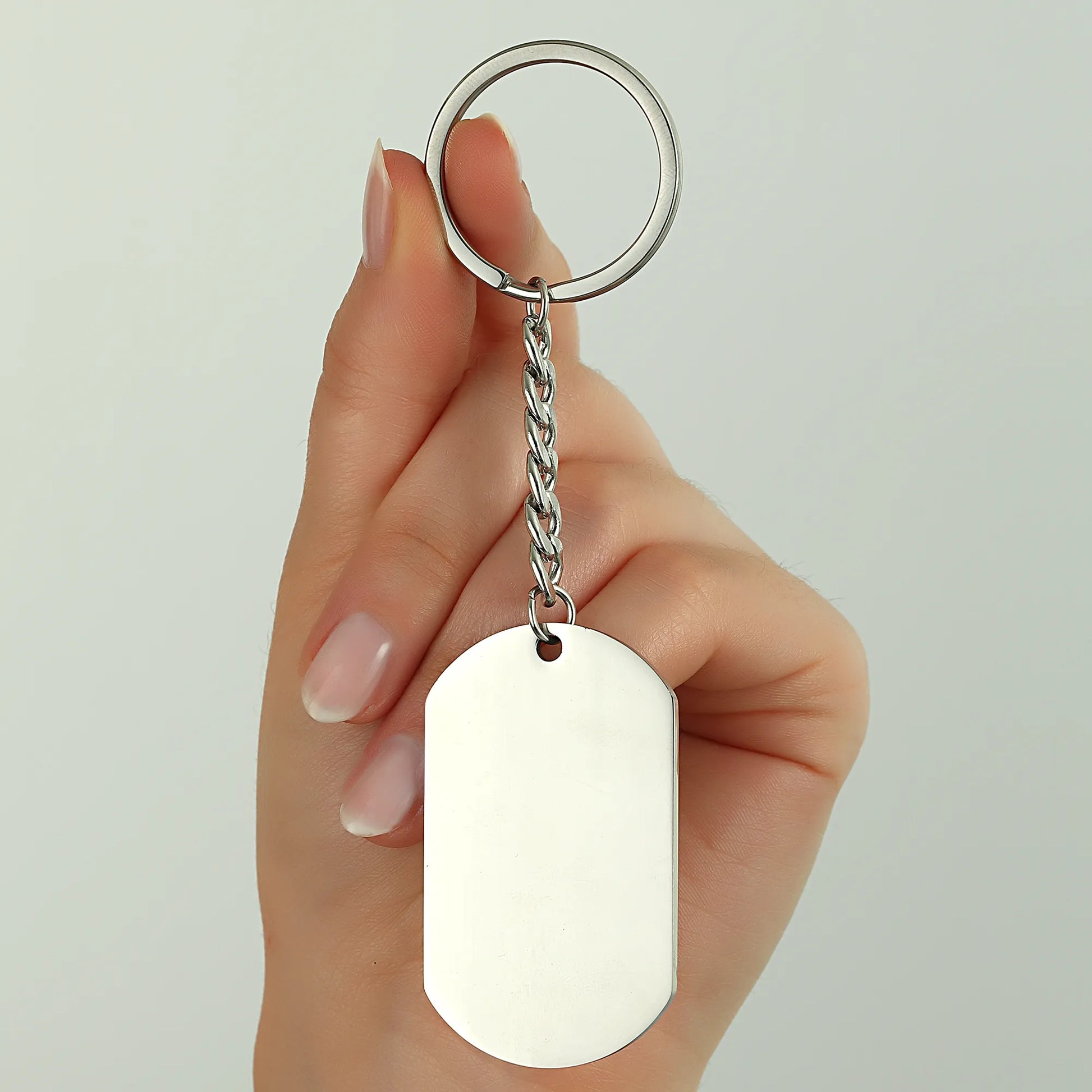 Dieser Schlüsselanhänger aus Edelstahl bietet nicht nur langlebigen Schutz für deine Schlüssel, sondern auch einen eleganten, modernen Look. Mit der Möglichkeit, deinen Namen oder eine persönliche Gravur hinzuzufügen, wird er zu einem einzigartigen Accessoire. Das hochwertige Material sorgt dafür, dass deine Schlüssel sicher und stilvoll verstaut sind. Perfekt als praktisches Accessoire oder personalisiertes Geschenk.